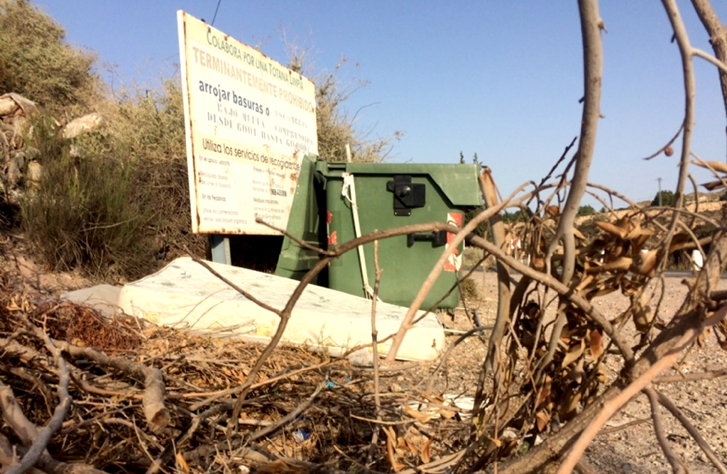La Policía Local puede sancionar a quienes depositen la basura fuera del horario establecido